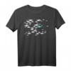 Gegen den Strom schwimmen Fische im Meer T-Shirt - Inspirierendes Motiv für Mutmacher und Andersdenkende mit Rückenprint