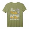 Angler T-Shirt Lustiges Design: Ich Rette Fische Aus Dem Wasser und Bier Aus Flaschen – Perfektes Geschenk für Männer, Väter & Hobby Fischer