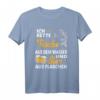 Angler T-Shirt Lustiges Design: Ich Rette Fische Aus Dem Wasser und Bier Aus Flaschen – Perfektes Geschenk für Männer, Väter & Hobby Fischer