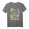 Angler T-Shirt Lustiges Design: Ich Rette Fische Aus Dem Wasser und Bier Aus Flaschen – Perfektes Geschenk für Männer, Väter & Hobby Fischer