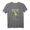 Lustiges Kiss Me Frosch Prinz T-Shirt - Comic Style Funshirt mit Kussmotiv für Teens, Damen & Herren, ideales Geschenk zu Weihnachten & Geburtstag