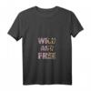Damen Leoparden Muster Wild And Free Leo Style T-Shirt mit V-Ausschnitt – Perfekt für Festival, Urlaub & als Geschenk für Töchter, Mütter & Freundinnen