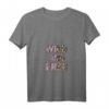 Damen Leoparden Muster Wild And Free Leo Style T-Shirt mit V-Ausschnitt – Perfekt für Festival, Urlaub & als Geschenk für Töchter, Mütter & Freundinnen