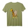 Faultier reitet auf Giraffe T-Shirt für Kinder - Niedliches Cartoon Tiermotiv für Mädchen und Jungen, ideales Geschenk für Giraffen- und Faultierfans