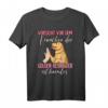 Vorsicht vor dem Frauchen Golden Retriever T-Shirt - Lustiges Hundedesign für Golden Retriever Besitzer, klassisch geschnitten