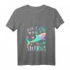 Nur ein Mädchen, das Haie liebt - Für Hai-Liebhaber T-Shirt mit V-Ausschnitt, perfektes Geschenk für Frauen & Mädchen