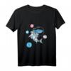 Transgender Hai im Weltraum Trans Pride T-Shirt - Klassisch geschnitten, doppelt genähter Saum für LGBTQ+ Support und Pride