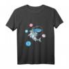 Transgender Hai im Weltraum Trans Pride T-Shirt - Klassisch geschnitten, doppelt genähter Saum für LGBTQ+ Support und Pride