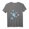 Transgender Hai im Weltraum Trans Pride T-Shirt - Klassisch geschnitten, doppelt genähter Saum für LGBTQ+ Support und Pride