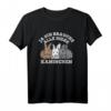 Kaninchen T-Shirt mit Spruch 'Ja ich brauche alle diese Kaninchen' – Lustiges Geschenk für Tierliebhaber und Hasenfans für Damen und Herren
