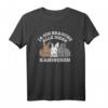Kaninchen T-Shirt mit Spruch 'Ja ich brauche alle diese Kaninchen' – Lustiges Geschenk für Tierliebhaber und Hasenfans für Damen und Herren