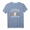 Kaninchen T-Shirt mit Spruch 'Ja ich brauche alle diese Kaninchen' – Lustiges Geschenk für Tierliebhaber und Hasenfans für Damen und Herren