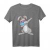 Dab Hase T-Shirt mit Sonnenbrille und Mundschutz – Lustiges Oster-Geschenk für Kinder und Erwachsene, perfekt für Karneval, Weihnachten und Geburtstagsfeiern
