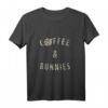 Kaffee und Hasen Süßes Retro Haustier Geschenk T-Shirt – Perfekt für Kaninchenliebhaber, Hasenmütter & -väter, Osterfans