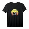 Katzenmotiv mit schwarzer Katze vor retro Sonne - Stylisches T-Shirt für Katzenmamas, Katzenpapas & Katzenliebhaber