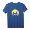 Katzenmotiv mit schwarzer Katze vor retro Sonne - Stylisches T-Shirt für Katzenmamas, Katzenpapas & Katzenliebhaber