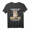 Shih Tzu Hund T-Shirt - Lustiger Spruch 'Ich arbeite hart damit mein Shih Tzu sein Luxusleben genießen kann' für Hundebesitzer & Geschenkidee