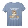 Shih Tzu Hund T-Shirt - Lustiger Spruch 'Ich arbeite hart damit mein Shih Tzu sein Luxusleben genießen kann' für Hundebesitzer & Geschenkidee