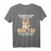 Shih Tzu Hund T-Shirt - Lustiger Spruch 'Ich arbeite hart damit mein Shih Tzu sein Luxusleben genießen kann' für Hundebesitzer & Geschenkidee