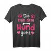 Die mit dem Hund geht Frauchen Hundebesitzerin Hundekinder T-Shirt - Perfektes Geschenk für Weihnachten & Geburtstag