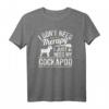 Schild Cockapoo Geschenk Hund Gag T-Shirt – Lustiges Hund Spruch Tee für Hundehalter & Hundeliebhaber