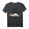 Is It Savasana Yet? Hunde Yoga T-Shirt – Humorvolles Geschenk für Yoga-Liebhaber & Meditierende, Perfekt für Geburtstag & Weihnachten