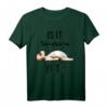 Is It Savasana Yet? Hunde Yoga T-Shirt – Humorvolles Geschenk für Yoga-Liebhaber & Meditierende, Perfekt für Geburtstag & Weihnachten
