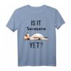 Is It Savasana Yet? Hunde Yoga T-Shirt – Humorvolles Geschenk für Yoga-Liebhaber & Meditierende, Perfekt für Geburtstag & Weihnachten