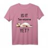 Is It Savasana Yet? Hunde Yoga T-Shirt – Humorvolles Geschenk für Yoga-Liebhaber & Meditierende, Perfekt für Geburtstag & Weihnachten