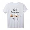Is It Savasana Yet? Hunde Yoga T-Shirt – Humorvolles Geschenk für Yoga-Liebhaber & Meditierende, Perfekt für Geburtstag & Weihnachten