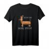 Die Mit Dem Dackel Spricht I Dachshund Hunde Sprüche T-Shirt - Lustiges Hundemotiv für Dackelliebhaber und Hundefans als Geschenk