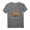 Die Mit Dem Dackel Spricht I Dachshund Hunde Sprüche T-Shirt - Lustiges Hundemotiv für Dackelliebhaber und Hundefans als Geschenk