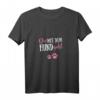 Die mit dem Hund geht Pfote Hunde T-Shirt – Lustiges Geschenk für Hundehalterinnen & Gassi-Geherinnen