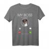 Jack Russel my Boss T-Shirt – Lustiges Hundemotiv für Hundebesitzer, Hunde Papa, Mama, Oma & Opa – Perfektes Geschenk für Tierfreunde