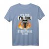 It's Fine I'm Fine Everything Is Fine Black Cat T-Shirt - Lustiges Katzen Motiv für Stressgeplagte & Katzenliebhaber