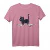 Lustiges schwarze Katze auf Skateboarder im Retro-Stil T-Shirt – Perfektes Geschenk für Katzen- und Skateboardfans