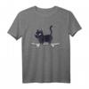 Lustiges schwarze Katze auf Skateboarder im Retro-Stil T-Shirt – Perfektes Geschenk für Katzen- und Skateboardfans