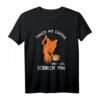 Lustiges wütendes Katze Kaffee Arbeit Büro T-Shirt – Perfektes Geschenk für Katzenliebhaber, Bücherwurm und Humorfans