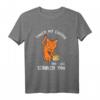 Lustiges wütendes Katze Kaffee Arbeit Büro T-Shirt – Perfektes Geschenk für Katzenliebhaber, Bücherwurm und Humorfans