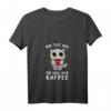 Damen T-Shirt mit Spruch 'Die Tut Nix Die Will Nur Kaffee' – Lustiges Kaffee- und Katzen-Motiv für Morgenmuffel und Bürofans