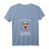 Damen T-Shirt mit Spruch 'Die Tut Nix Die Will Nur Kaffee' – Lustiges Kaffee- und Katzen-Motiv für Morgenmuffel und Bürofans