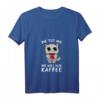 Damen T-Shirt mit Spruch 'Die Tut Nix Die Will Nur Kaffee' – Lustiges Kaffee- und Katzen-Motiv für Morgenmuffel und Bürofans