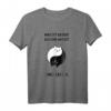Was ist besser als eine Katze? Lustiges Katzen T-Shirt für Katzenliebhaber & Tierfreunde – Perfektes Geschenk mit Humor