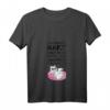 Damen Katzen T-Shirt mit Spruch 'Ich arbeite hart damit meine Katze' - V-Ausschnitt, bequem und stilvoll