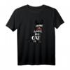 Lustiges Katzenspruch T-Shirt | Geschenk für Katzenbesitzer | Humorvolles Katzenmotiv für Weihnachten & Geburtstag