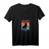Damen T-Shirt mit frecher Katze und Kaffeetasse - Witziges Design für Katzenmamas & Kaffeeliebhaberinnen, V-Ausschnitt
