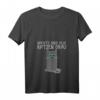 Damen Katzen T-Shirt mit Spruch 'Nachts sind alle Katzen grau' - Blauäugige Graue Katze mit V-Ausschnitt, stylische Tierliebhaber Kleidung für Frauen und Männer