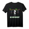 Fledermaus mit Katze Be different T-Shirt – Witziges Tiermotiv für Katzen- und Fledermausliebhaber, perfekt als Geschenk für Geburtstag und Weihnachten
