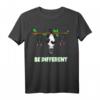 Fledermaus mit Katze Be different T-Shirt – Witziges Tiermotiv für Katzen- und Fledermausliebhaber, perfekt als Geschenk für Geburtstag und Weihnachten