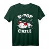 K-Pop and Chill mit niedlicher Kawaii Katze T-Shirt - Perfektes Geschenk für K-Pop Fans und Koreanische Popmusik Liebhaber